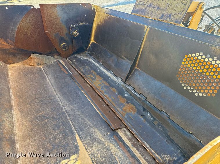 image for item DL4353 2004 John Deere 1812C scraper