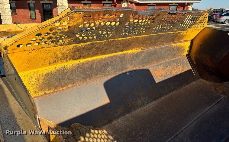 image for item DL4353 2004 John Deere 1812C scraper