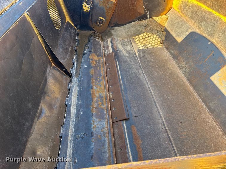 image for item DL4353 2004 John Deere 1812C scraper