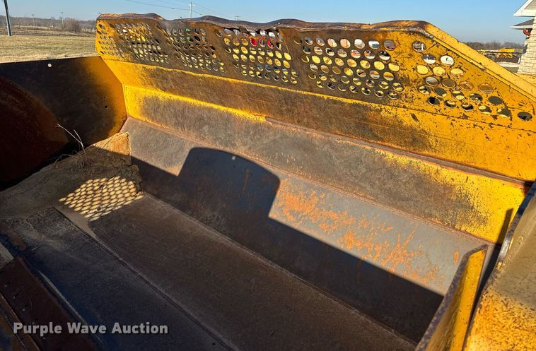 image for item DL4353 2004 John Deere 1812C scraper