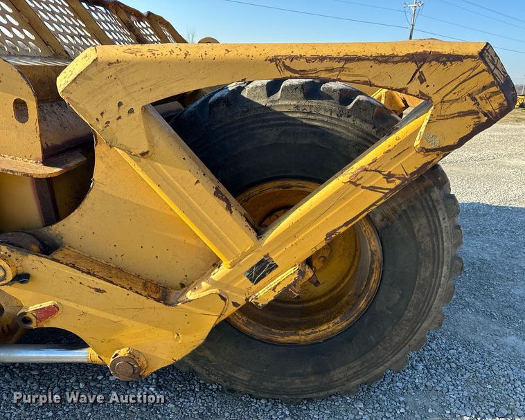 image for item DL4353 2004 John Deere 1812C scraper