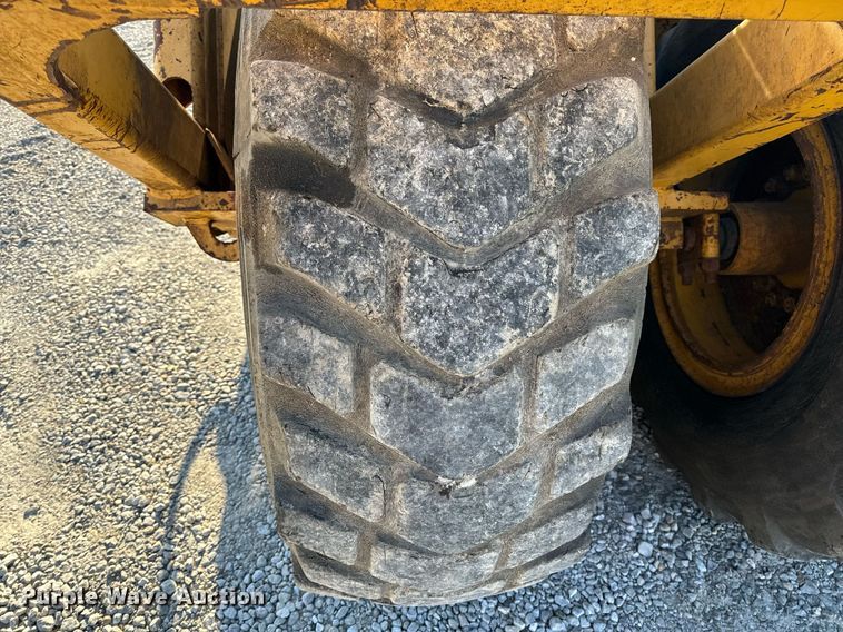 image for item DL4353 2004 John Deere 1812C scraper