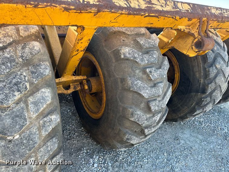 image for item DL4353 2004 John Deere 1812C scraper