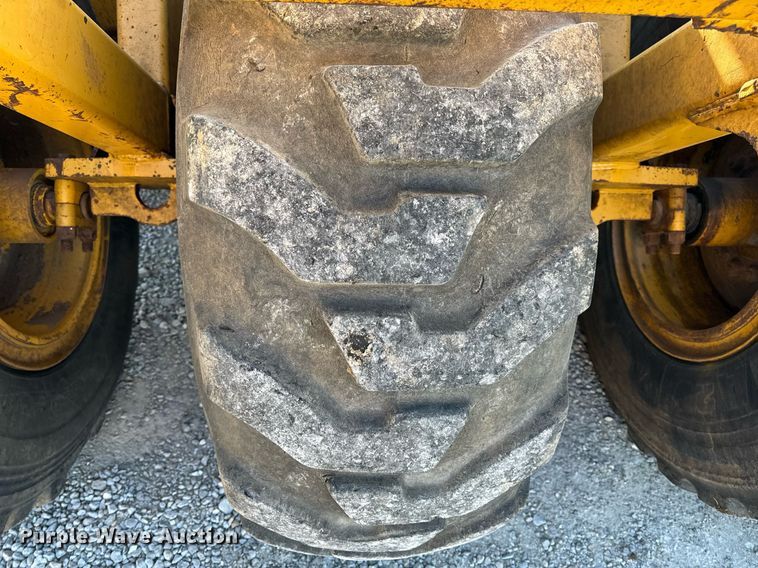 image for item DL4353 2004 John Deere 1812C scraper