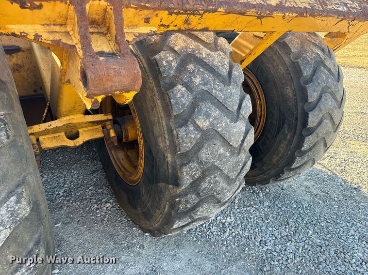 image for item DL4353 2004 John Deere 1812C scraper