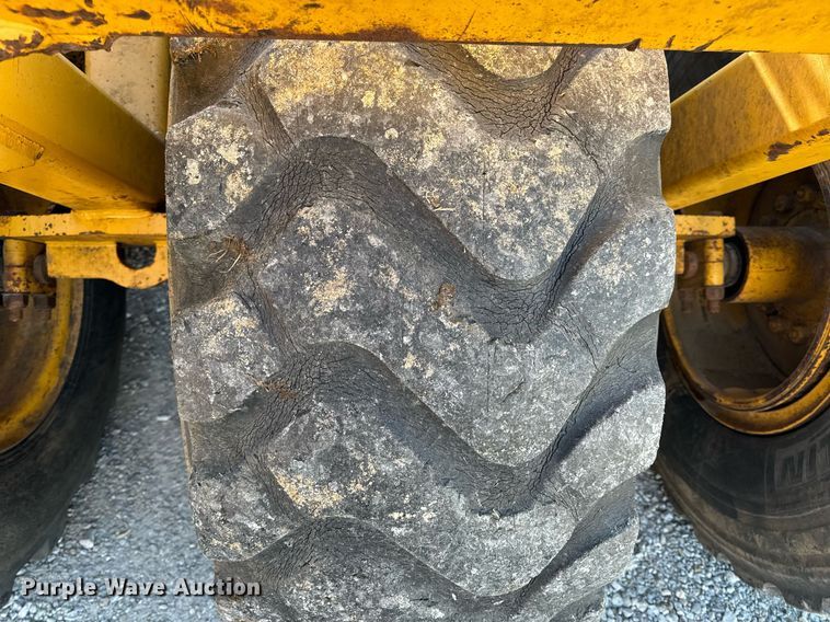 image for item DL4353 2004 John Deere 1812C scraper