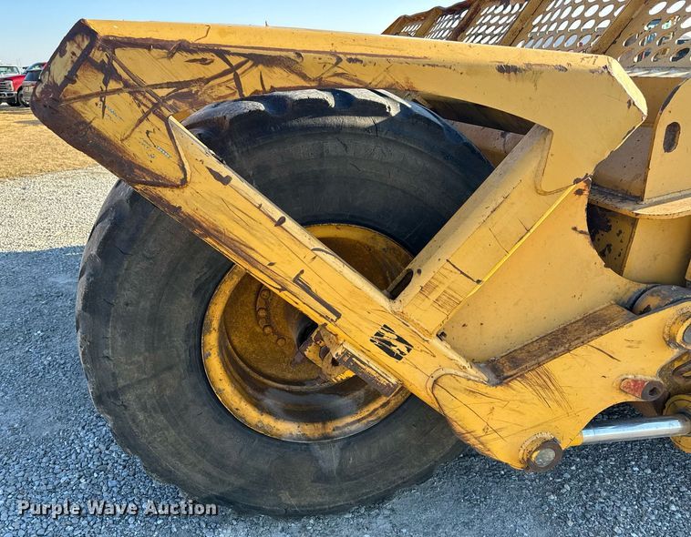 image for item DL4353 2004 John Deere 1812C scraper