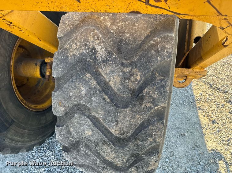 image for item DL4353 2004 John Deere 1812C scraper