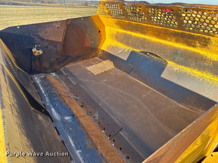 image for item DL4354 2004 John Deere 1812C scraper