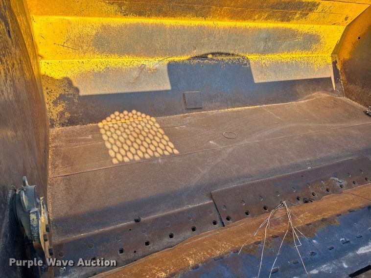 image for item DL4354 2004 John Deere 1812C scraper