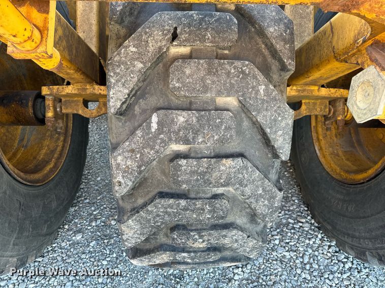 image for item DL4354 2004 John Deere 1812C scraper