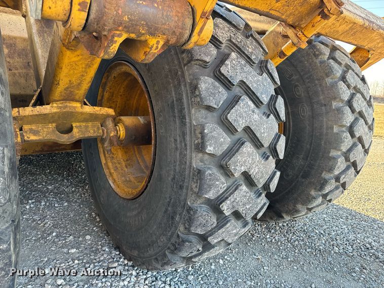 image for item DL4354 2004 John Deere 1812C scraper