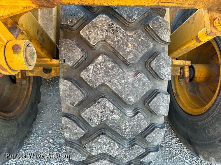 image for item DL4354 2004 John Deere 1812C scraper