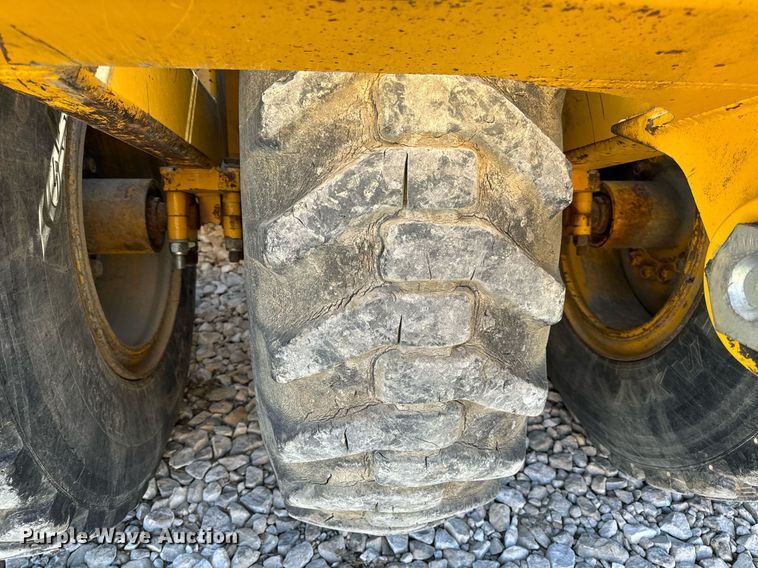 image for item DL4355 2006 John Deere 1814C scraper