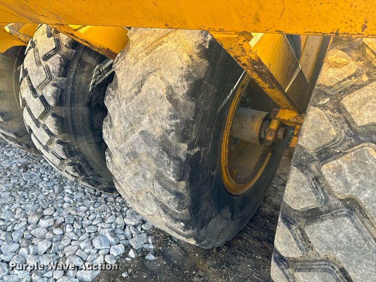 image for item DL4355 2006 John Deere 1814C scraper