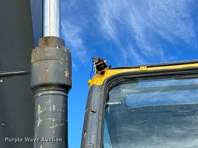 image for item DL4359 2015 John Deere 250G LC excavator