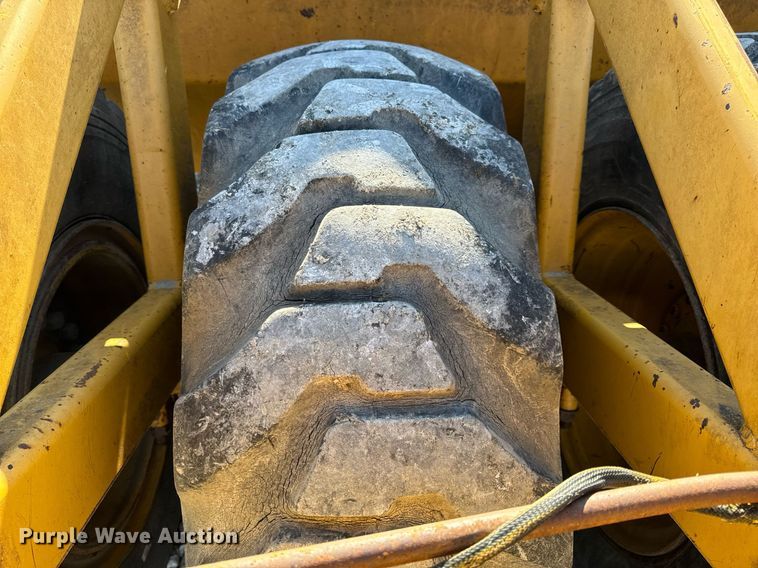 image for item DL4362 2006 John Deere 1814C scraper