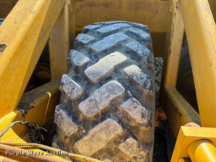 image for item DL4362 2006 John Deere 1814C scraper