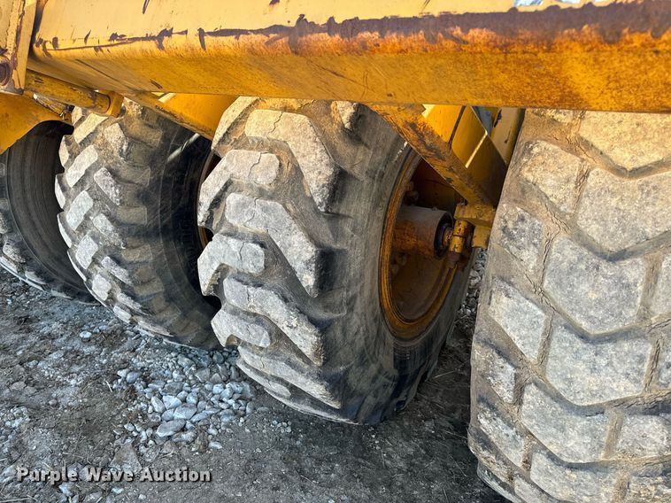 image for item DL4362 2006 John Deere 1814C scraper