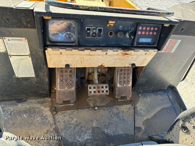 image for item DL4364 1997 Caterpillar 953C loader