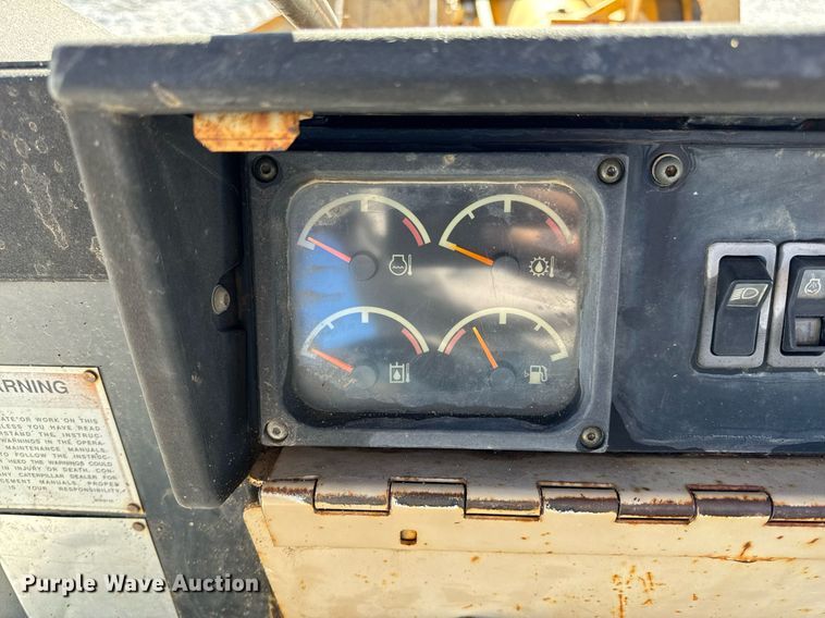 image for item DL4364 1997 Caterpillar 953C loader