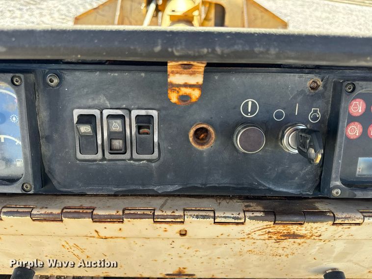 image for item DL4364 1997 Caterpillar 953C loader