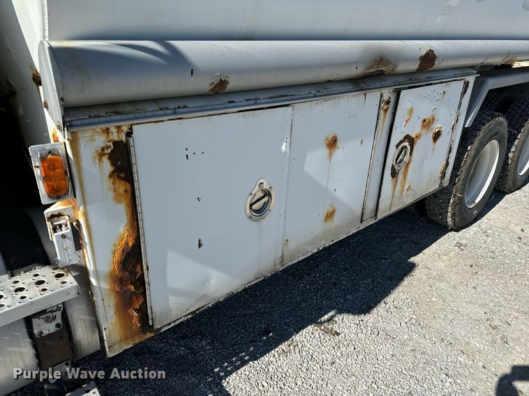 image for item DL4365 2007 Freightliner  Columbia fuel / lube truck