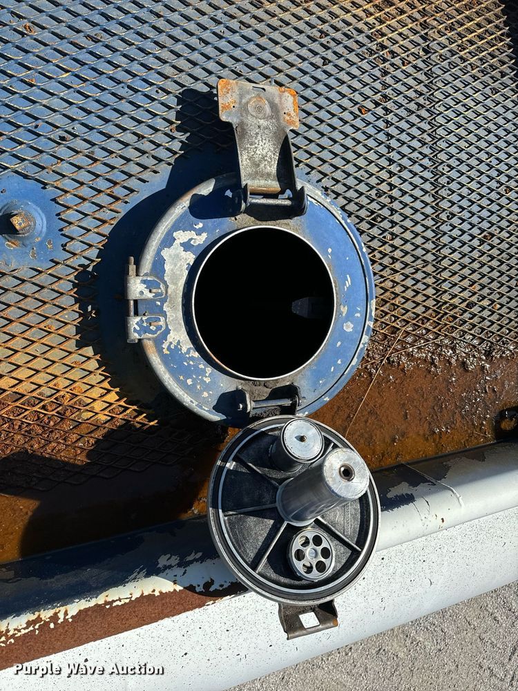 image for item DL4365 2007 Freightliner  Columbia fuel / lube truck