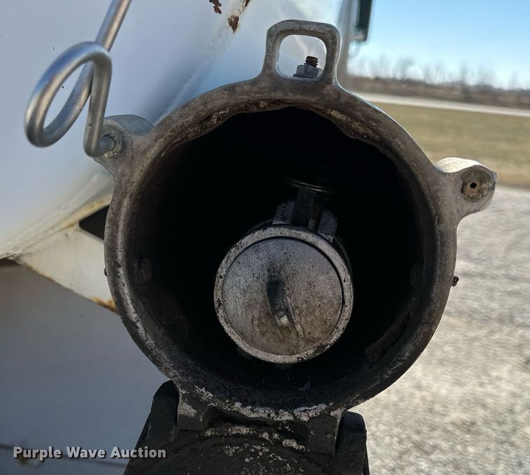 image for item DL4365 2007 Freightliner  Columbia fuel / lube truck