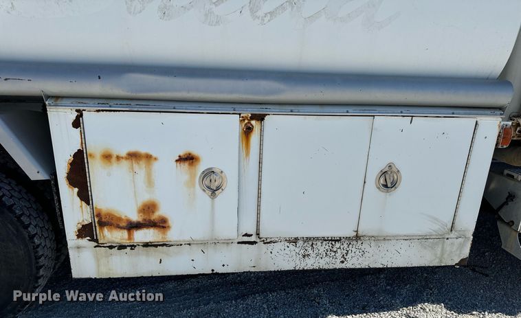 image for item DL4365 2007 Freightliner  Columbia fuel / lube truck