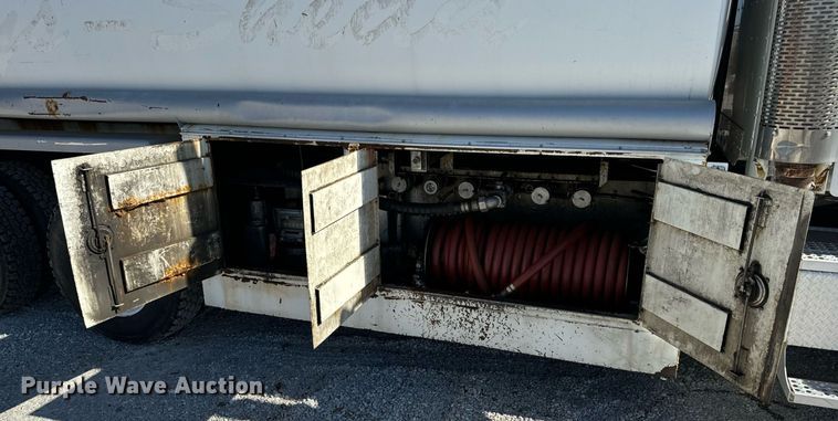 image for item DL4365 2007 Freightliner  Columbia fuel / lube truck