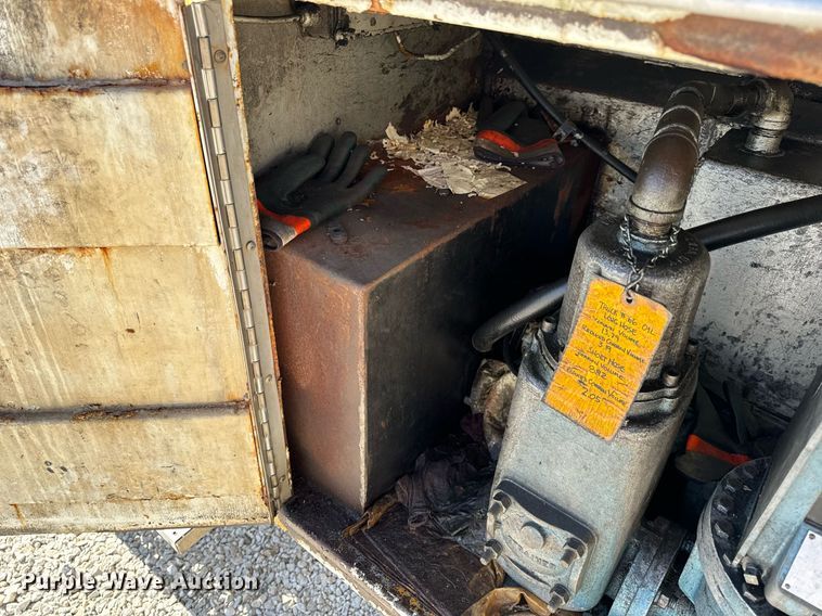 image for item DL4365 2007 Freightliner  Columbia fuel / lube truck