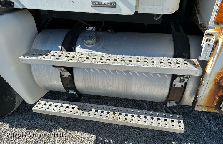 image for item DL4365 2007 Freightliner  Columbia fuel / lube truck