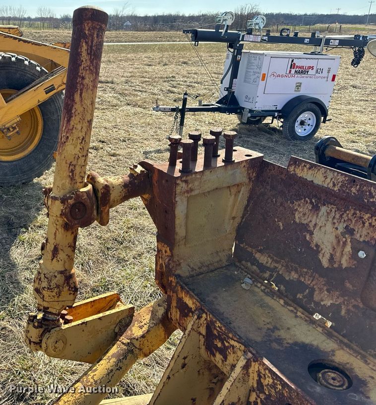 image for item DL4369 Caterpillar push block 