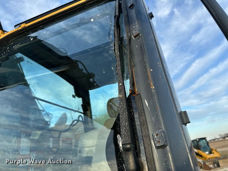 image for item DL4380 2013 John Deere 245G LC excavator