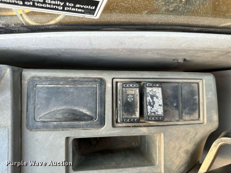 image for item DL4380 2013 John Deere 245G LC excavator