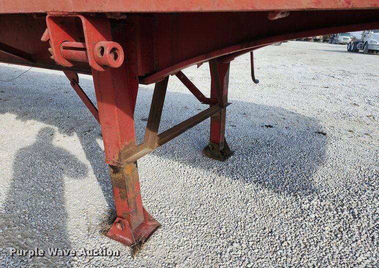 image for item DL4388 1972 Fontaine flatbed trailer