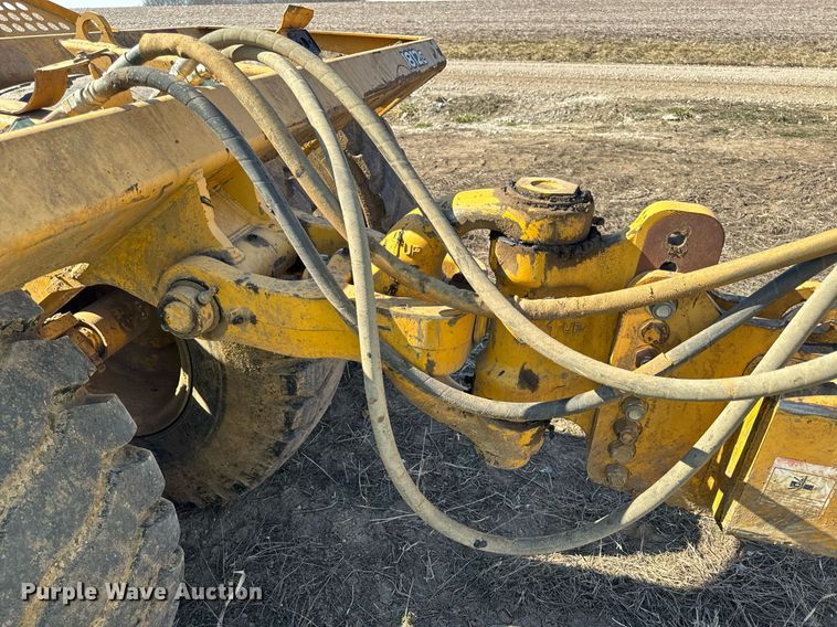 image for item DL4395 2005 John Deere 1812C scraper