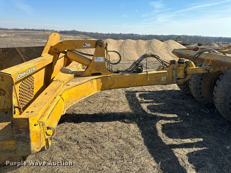 image for item DL4395 2005 John Deere 1812C scraper