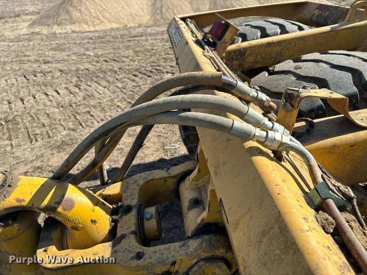 image for item DL4395 2005 John Deere 1812C scraper