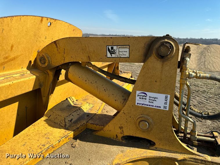 image for item DL4395 2005 John Deere 1812C scraper