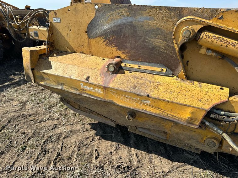 image for item DL4395 2005 John Deere 1812C scraper