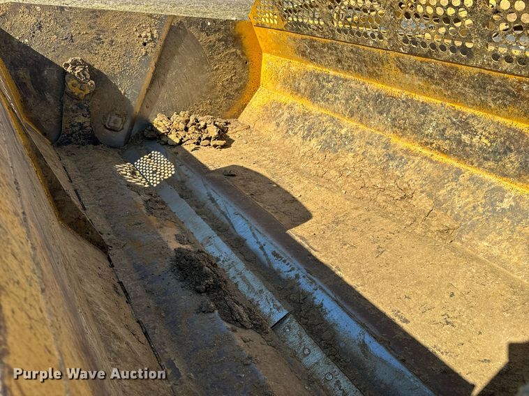 image for item DL4395 2005 John Deere 1812C scraper