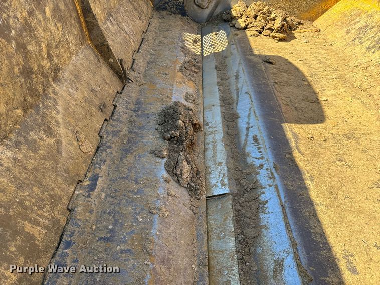 image for item DL4395 2005 John Deere 1812C scraper