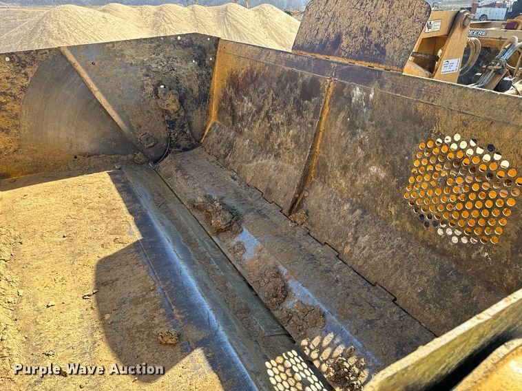 image for item DL4395 2005 John Deere 1812C scraper