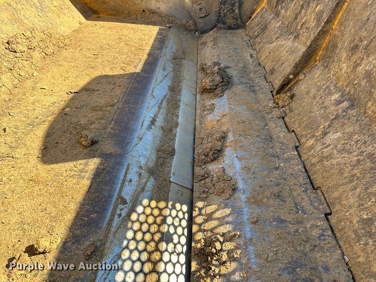 image for item DL4395 2005 John Deere 1812C scraper