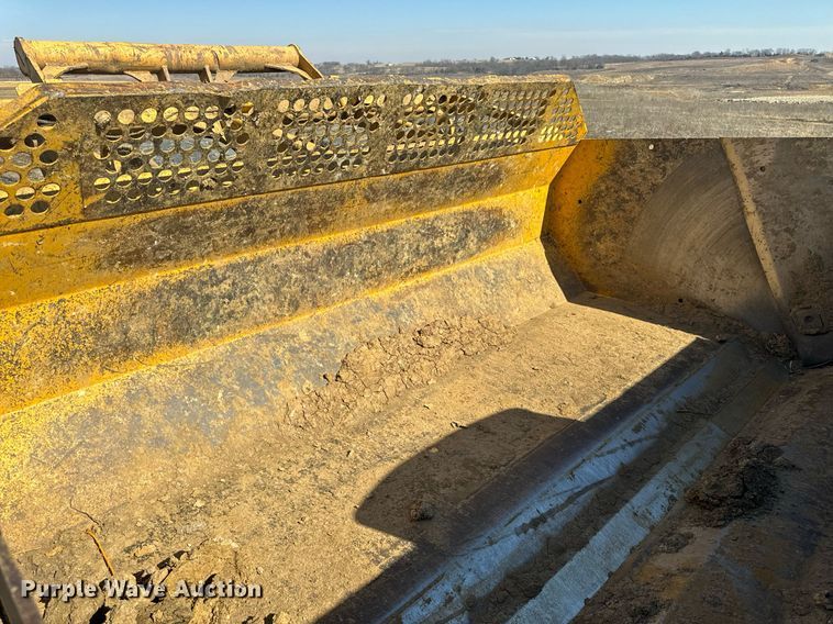 image for item DL4395 2005 John Deere 1812C scraper