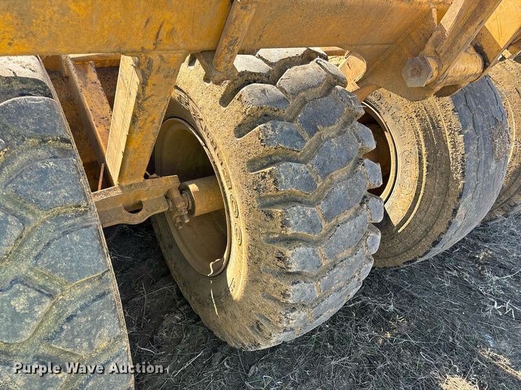 image for item DL4395 2005 John Deere 1812C scraper