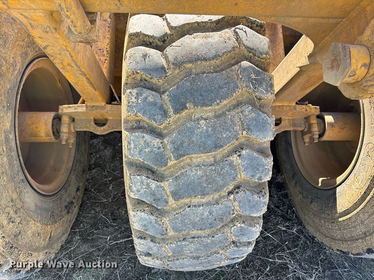 image for item DL4395 2005 John Deere 1812C scraper