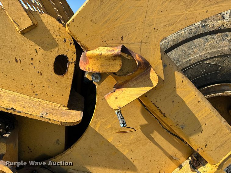 image for item DL4395 2005 John Deere 1812C scraper